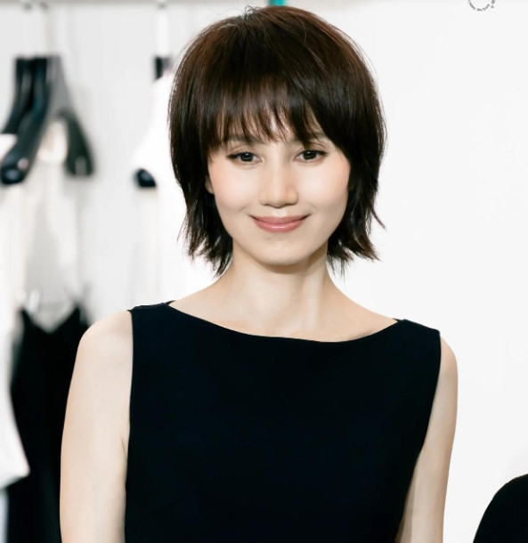 一次采访中袁泉说：“上大学的时候，我们班有个女生非常的漂亮，因为她实在是太漂亮了