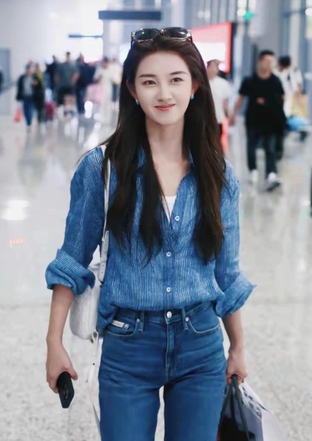 她是那种一眼看去出类拔萃的人，在人群中你也第一眼关注到，美的发光。不仅颜值高