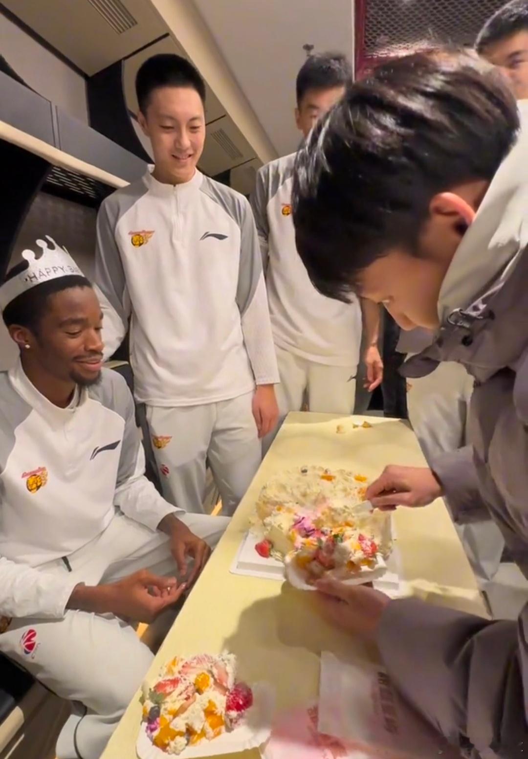 哈哈萨姆纳好自觉，乖巧地坐等被拍蛋糕奶茶哥还透露了生日愿望：明天赢下北京男篮！