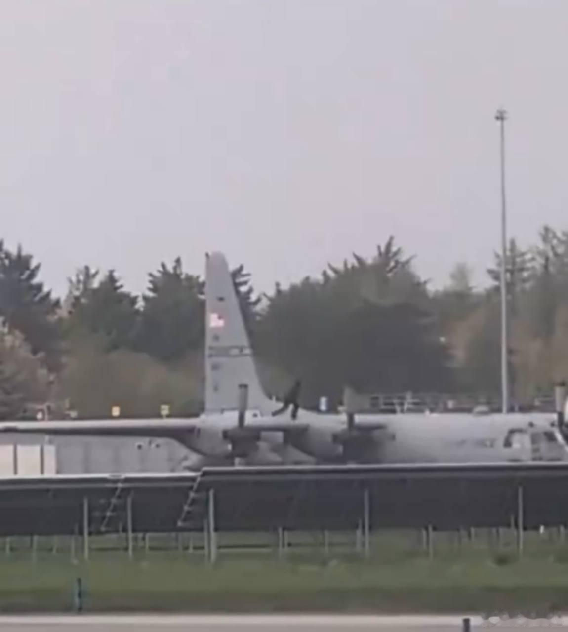 一名爱尔兰反战男子闯入机场，爬上一架美国C-130运输机，用锤子破坏这架飞机。