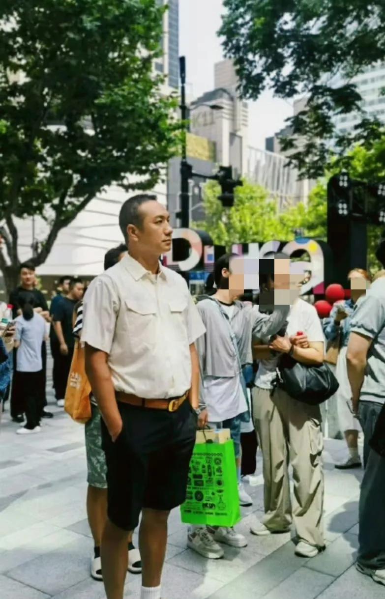 演员黄觉被拍到在上海排队买手机。没有插队，没有助理跟随，谦让有礼。他穿着简单的