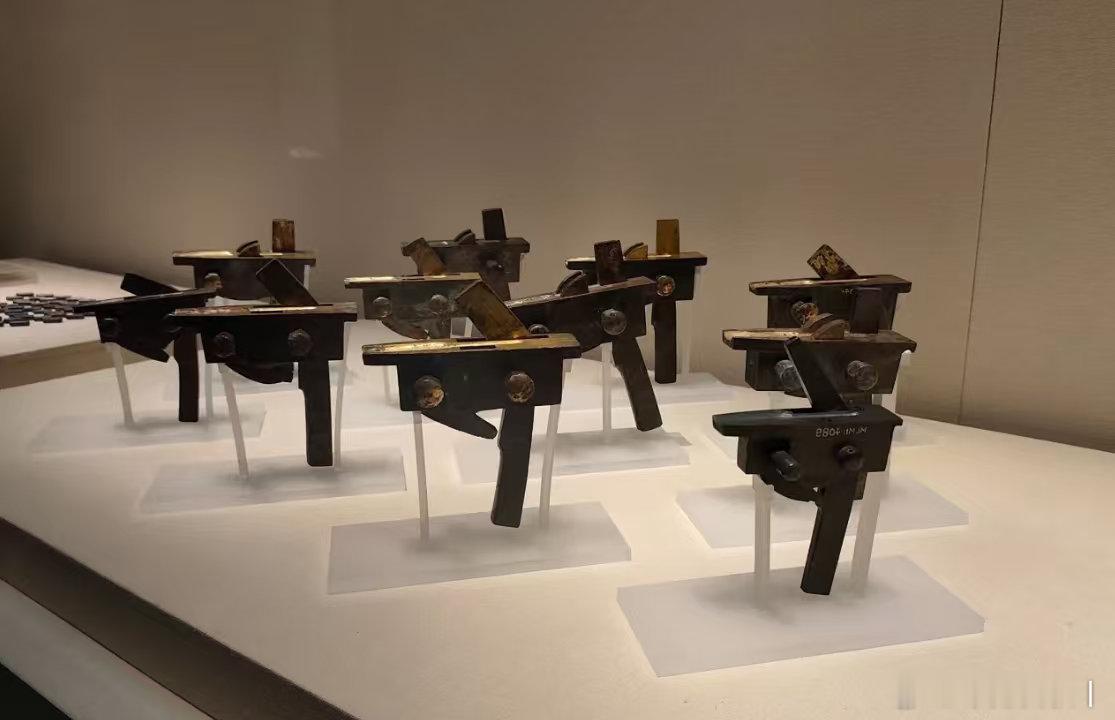 中山国铜弩机1959年，河北定县北庄子汉墓出土了刻有“建武卅二年二月”铭文的铜弩