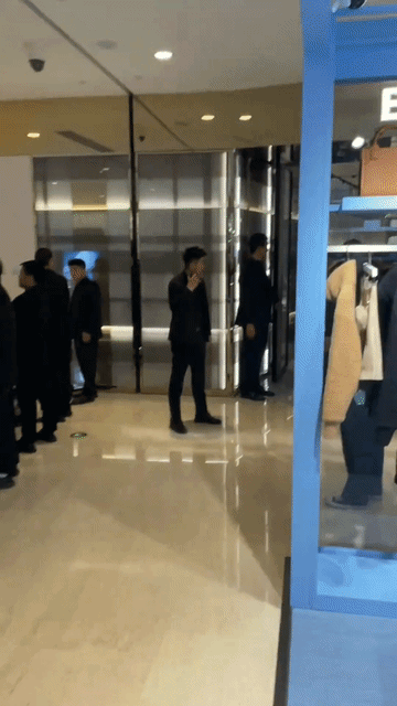 韩东君无奈死了，1.82的大高个被安保衬成了小矮人，从来没想到那么壮硕的韩东君也