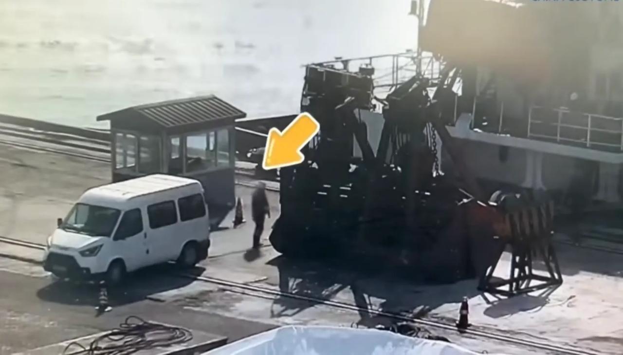 太嚣张了！山东烟台，一艘远洋船舶在港口靠岸，一男子从船上往下搬东西，没想到，这一