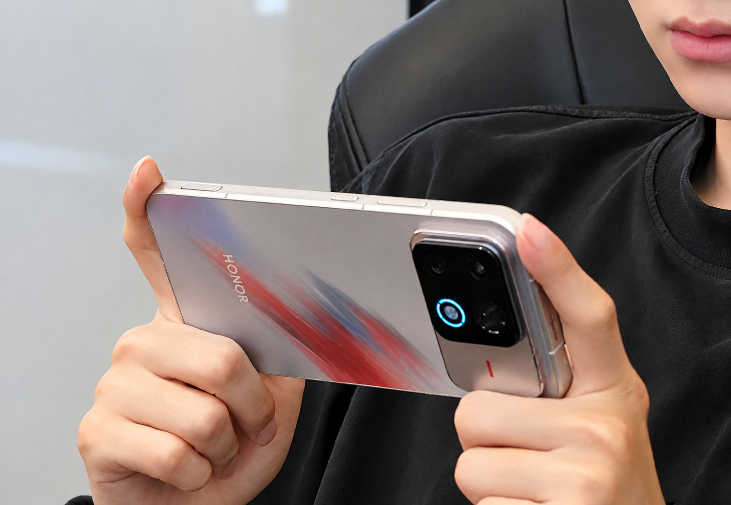 荣耀WIN2系列真机外观曝光，搭载骁龙8超级至尊版Gen6+散热风扇2.0+