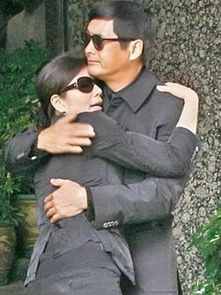 2007年，钟楚红丈夫葬礼，她在周润发怀里大声痛哭，十分悲伤。周润发没有说话，可