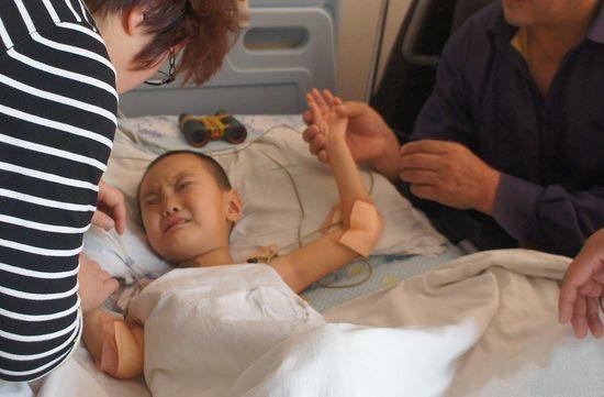 5岁男孩腹痛, 入院就下了病危, 医生说: 只怪奶奶太疼爱了!