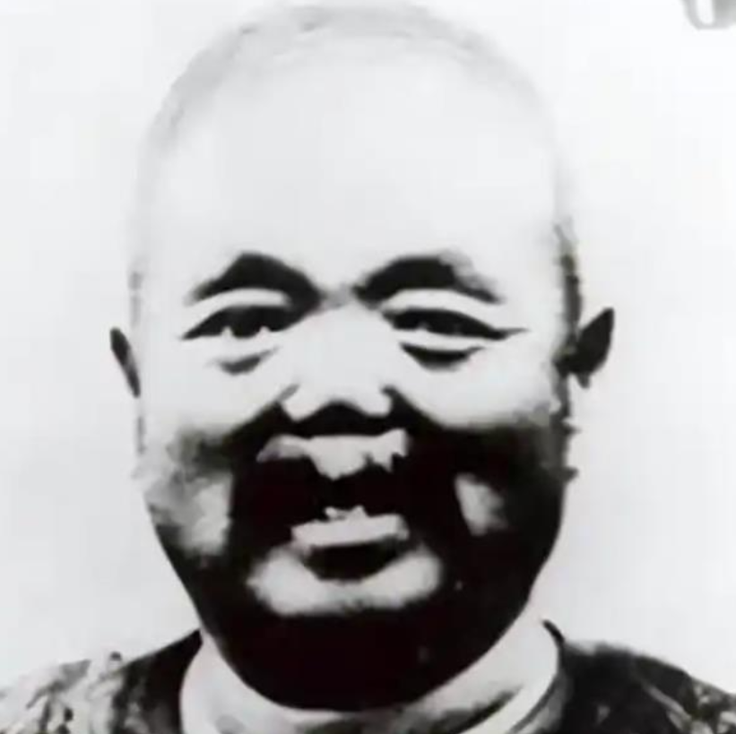 当年，霍元甲挑战皇宫第一高手李瑞东，李瑞东对他说：我站在这里让你打三招，如果你能