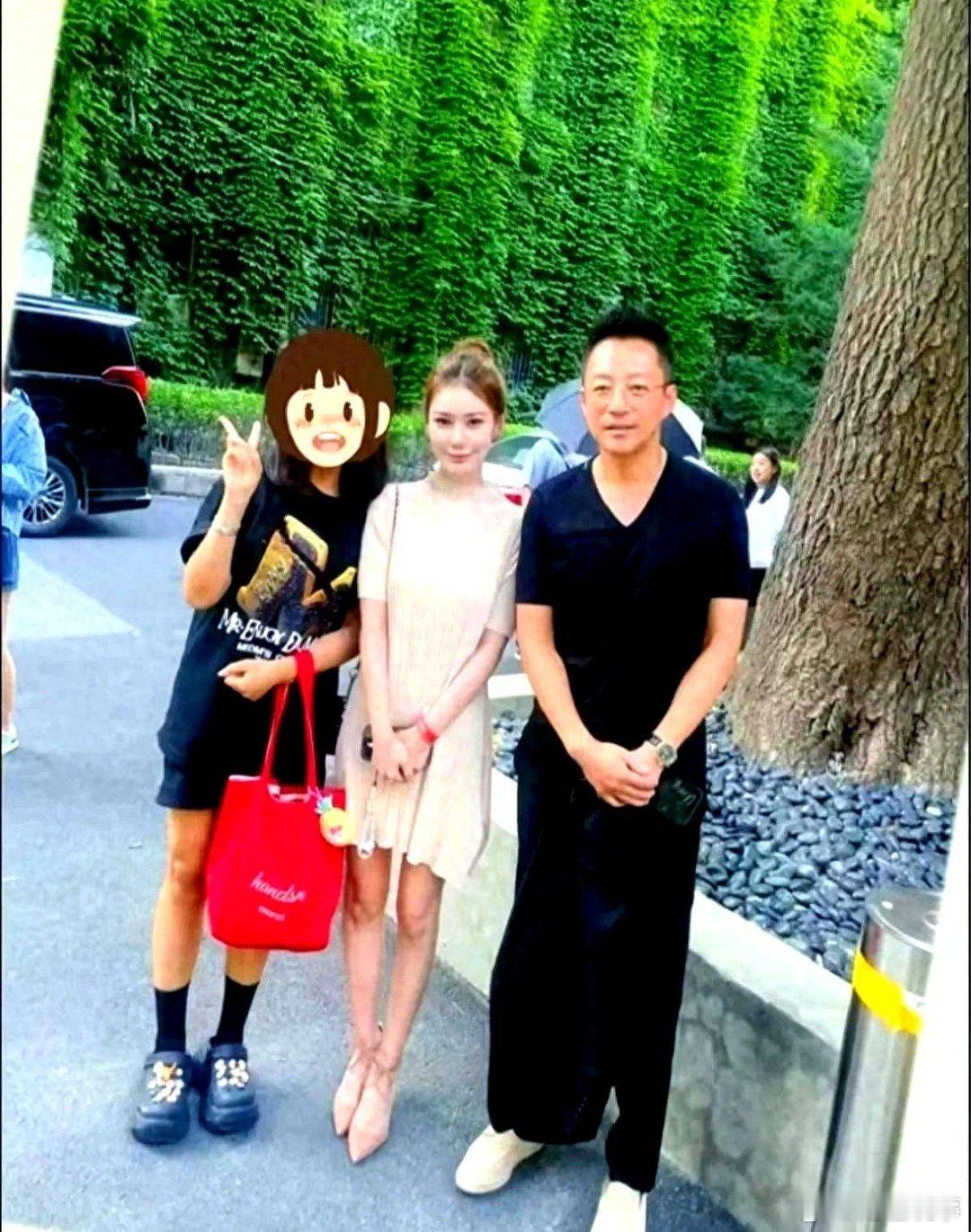 汪小菲和马筱梅最近在北京798艺术区被街拍的照片在网上炸开了锅。那天马筱梅穿着三