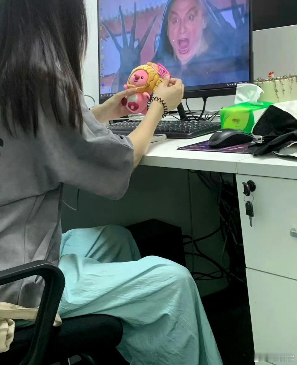 不是？上班第一天她怎么敢的啊？​​​