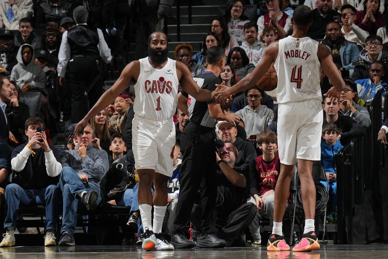 谈到骑士的季后赛前景，前骑士球员丹尼·格林放狠话说：“（骑士想排第四战活塞，避开