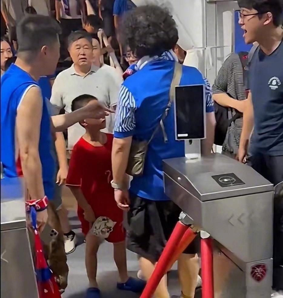 武磊申花球迷每个球队都有死忠球迷极端球迷！所以！千万不要穿死敌的秋衣去对方主场