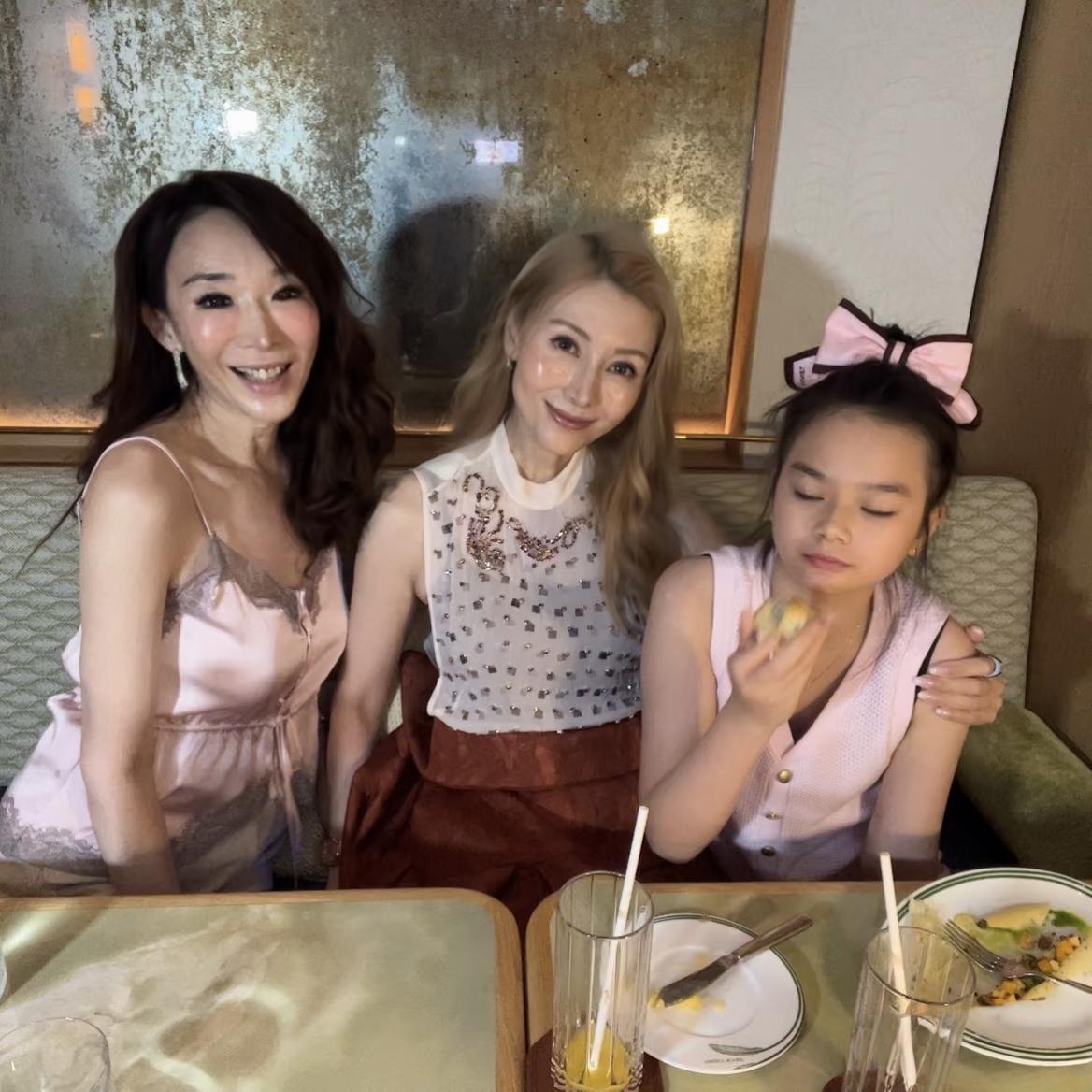 56岁李嘉欣和闺蜜聚餐，她整个人变化好大，染了一头棕发，脸上的苹果肌好奇怪，充满