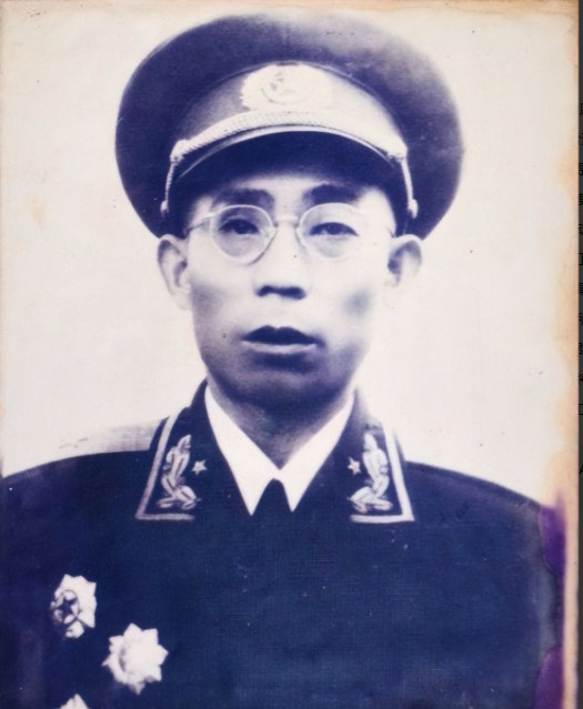 1939年，八路军715团打了胜仗，团长看中了一支手枪，想留着，政委却坚持上交，