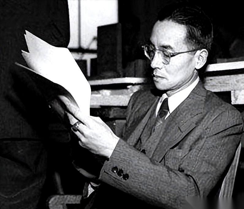 一张图纸，苏联专家看了不到十分钟，摇了摇头。一句话，直接给梁思成的方案判了死刑