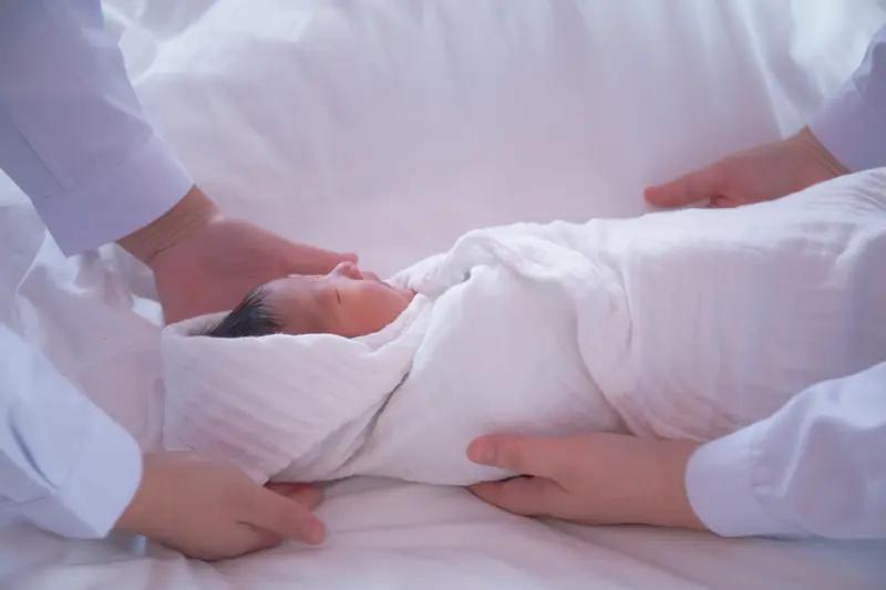 一名孕妇在双胎妊娠22周时，其中一胎不幸流产。借助延迟分娩技术，另一胎儿得以继续