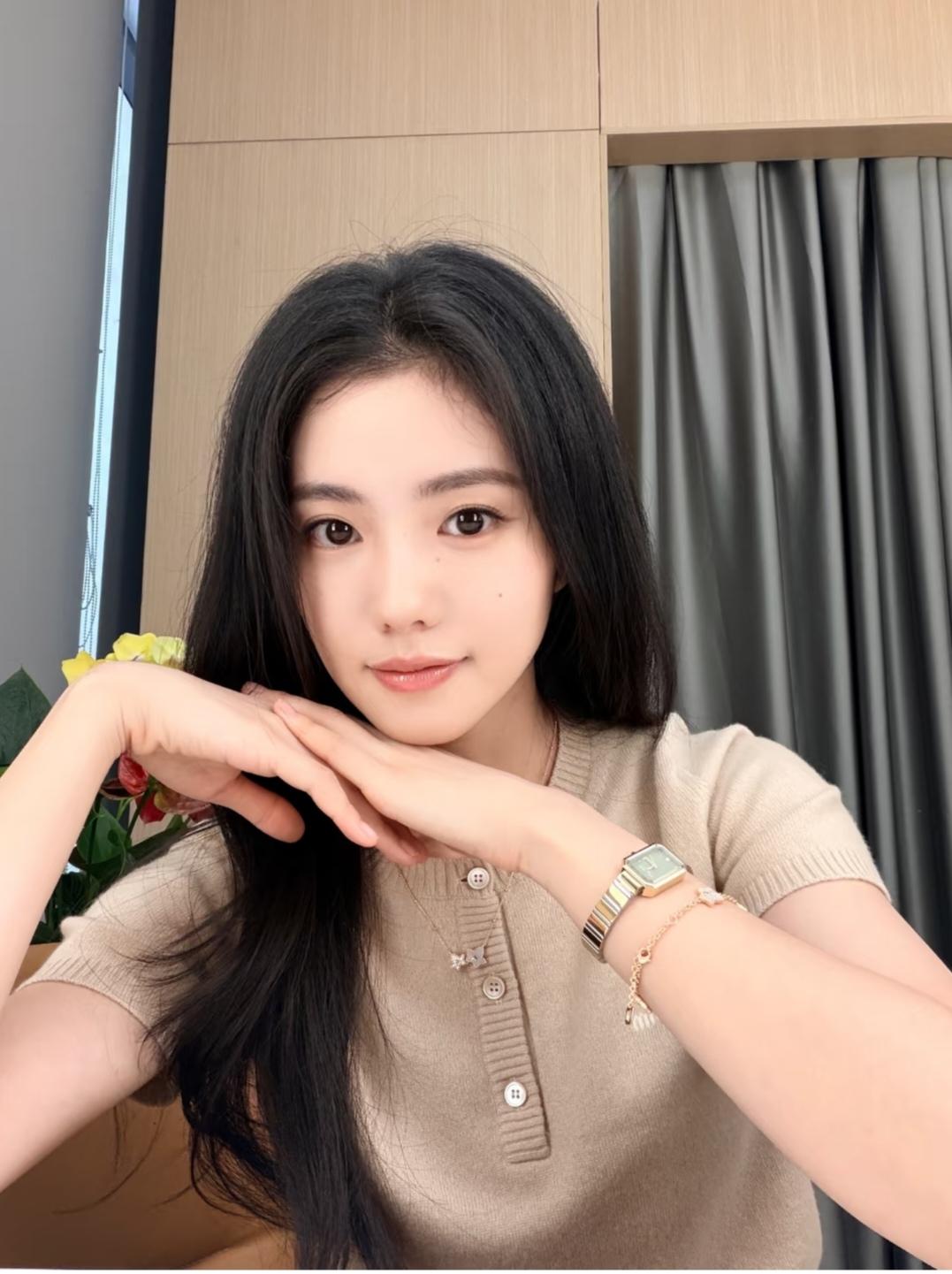 刘浩存，感觉还是把头发扎起来更精神好看。