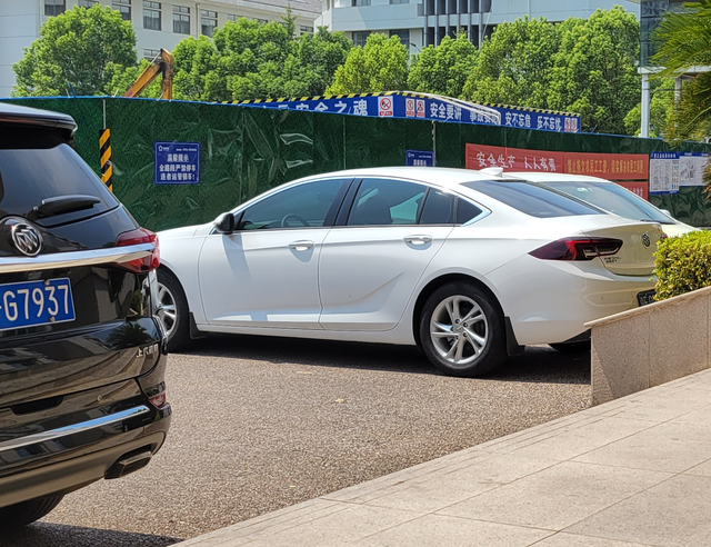 白色别克君威大部分时间感觉这个车很普通，但是偶尔在某个时间某个角度又觉得很