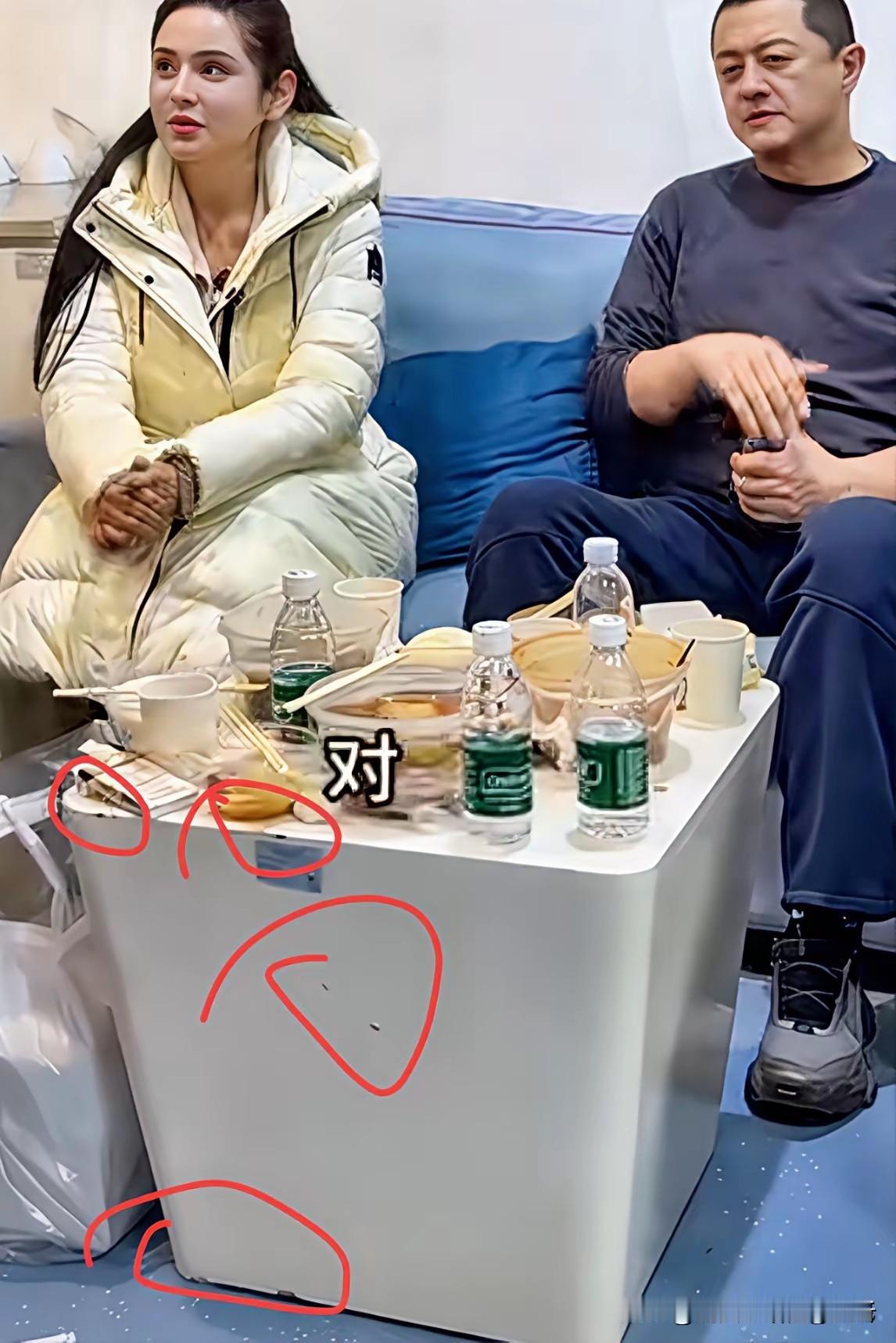 这位女士脸上是下了大功夫的