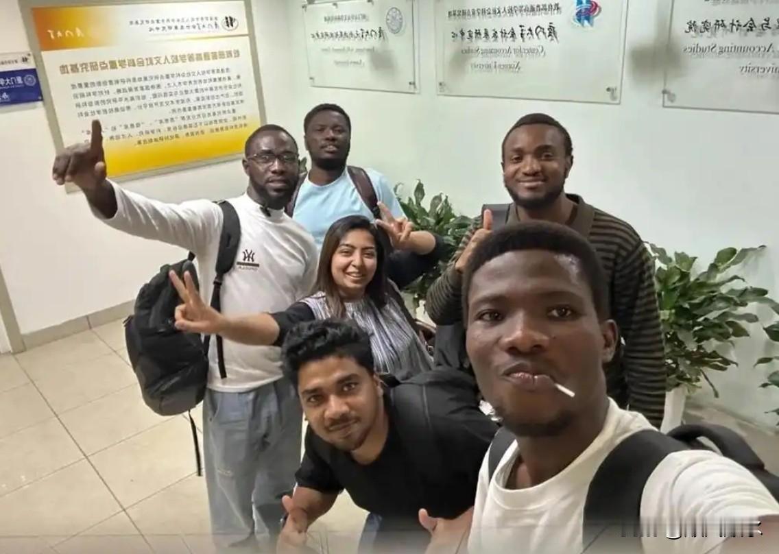 有几个印度留学生在中国待了六七年，竟连一句中文都不会说。他们就是冲着高额奖学金、