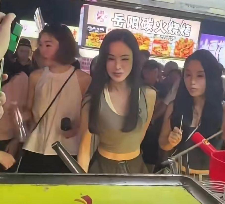 能不能来个人管管李若彤59岁了不是39岁，在长沙被网友偶遇，长发飘飘，马甲线都