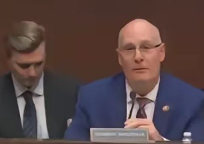 美国众议员：确保美国向中国出口的芯片性能只略高于中国国内能够大规模生产的最先进芯