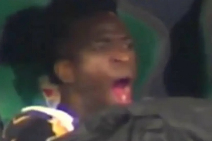 马卡报: 维尼修斯被拍到在替补席打哈欠, 是困了还是漠不关心?