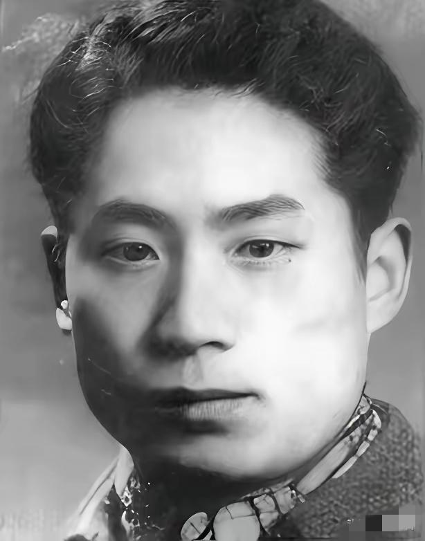 1948年4月18日，地下党员李维嘉接完头，正要回家，一个小姑娘却偷偷朝他摆手，