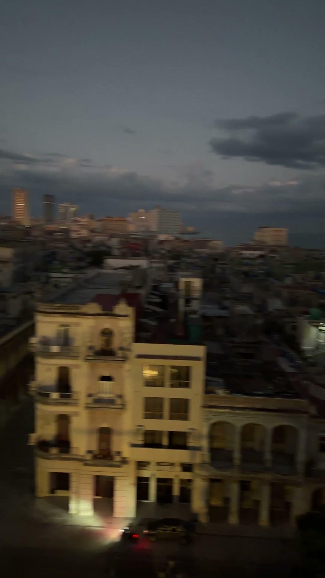 古巴全城停电，只有一家五星级酒店还亮着。不是特权，酒店有自己的备用发电机。不过，