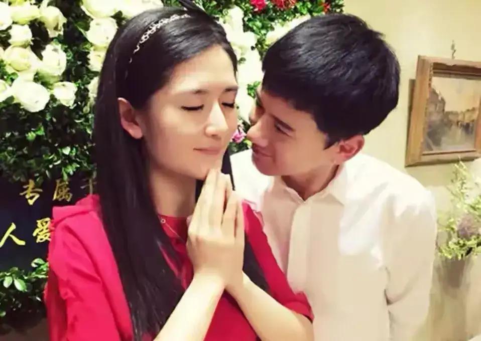 啊，谢娜这是要开演唱会了？不可思议，这演唱会的名称叫做《快乐万岁，我们的青春》并