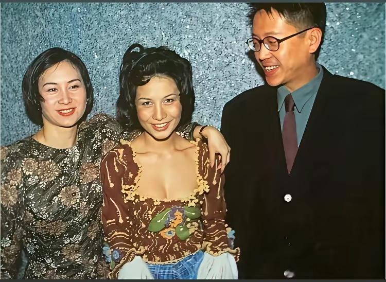 年轻时的何超仪与姐姐何超琼以及姐夫许晋亨的一张留影，只是不知姐夫许晋亨当时的眼睛