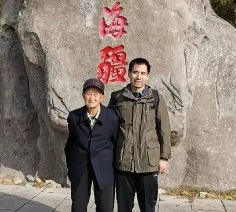 内蒙古一名单身男子，收养了仅两个月大的弃婴。含辛茹苦把他养大。40年后，男孩当