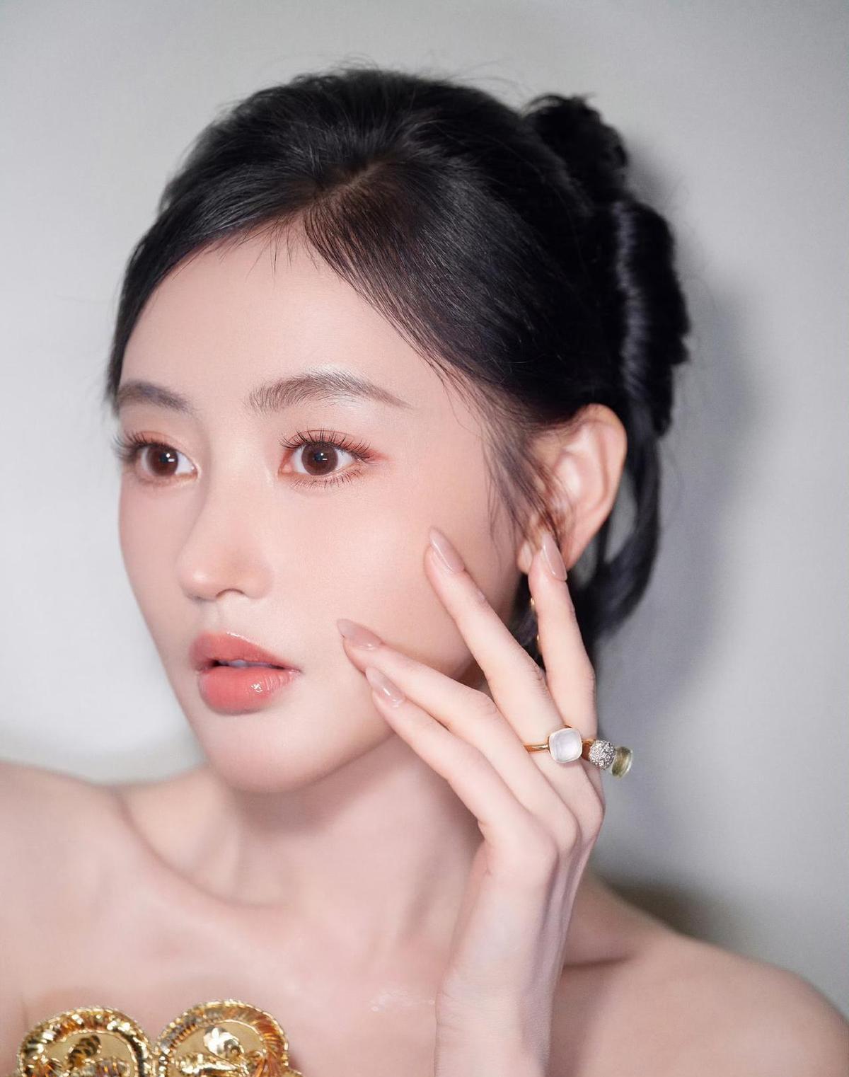 张天爱一亮相，全场闭麦。不是靠流量，不是靠尖叫，是那件衣服自己会发光。银色像