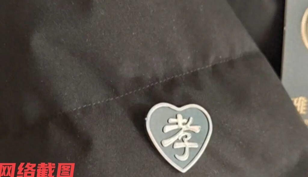 吉林有女子网购了一件黑色的羽绒服，这是准备做过年的新衣裳。只是女子没有料到，