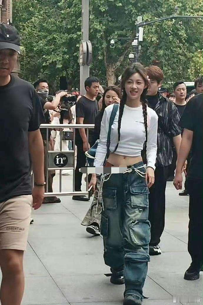 原来这就是痞幼啊，我终于知道她长啥样了。​​​