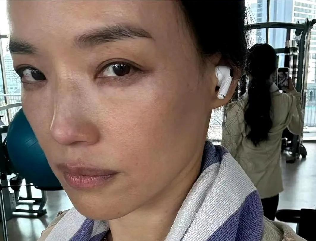 舒淇素颜怼脸拍，看得出皮肤一般，五官也不出挑，但妆后惊艳啊。#舒淇#