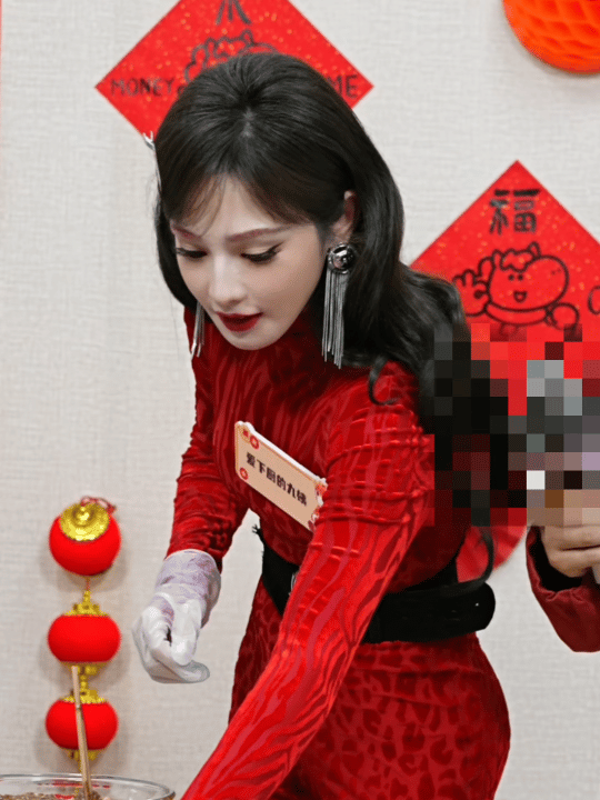 彭小苒包了糖葫芦馅的饺子彭小苒解锁饺子新吃法！糖葫芦馅创意满分，动作麻利有经验，