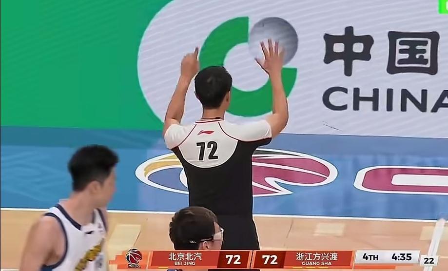 中场投篮三分犯规你见过吗？在昨晚广厦客场对阵北京北汽的比赛中，因