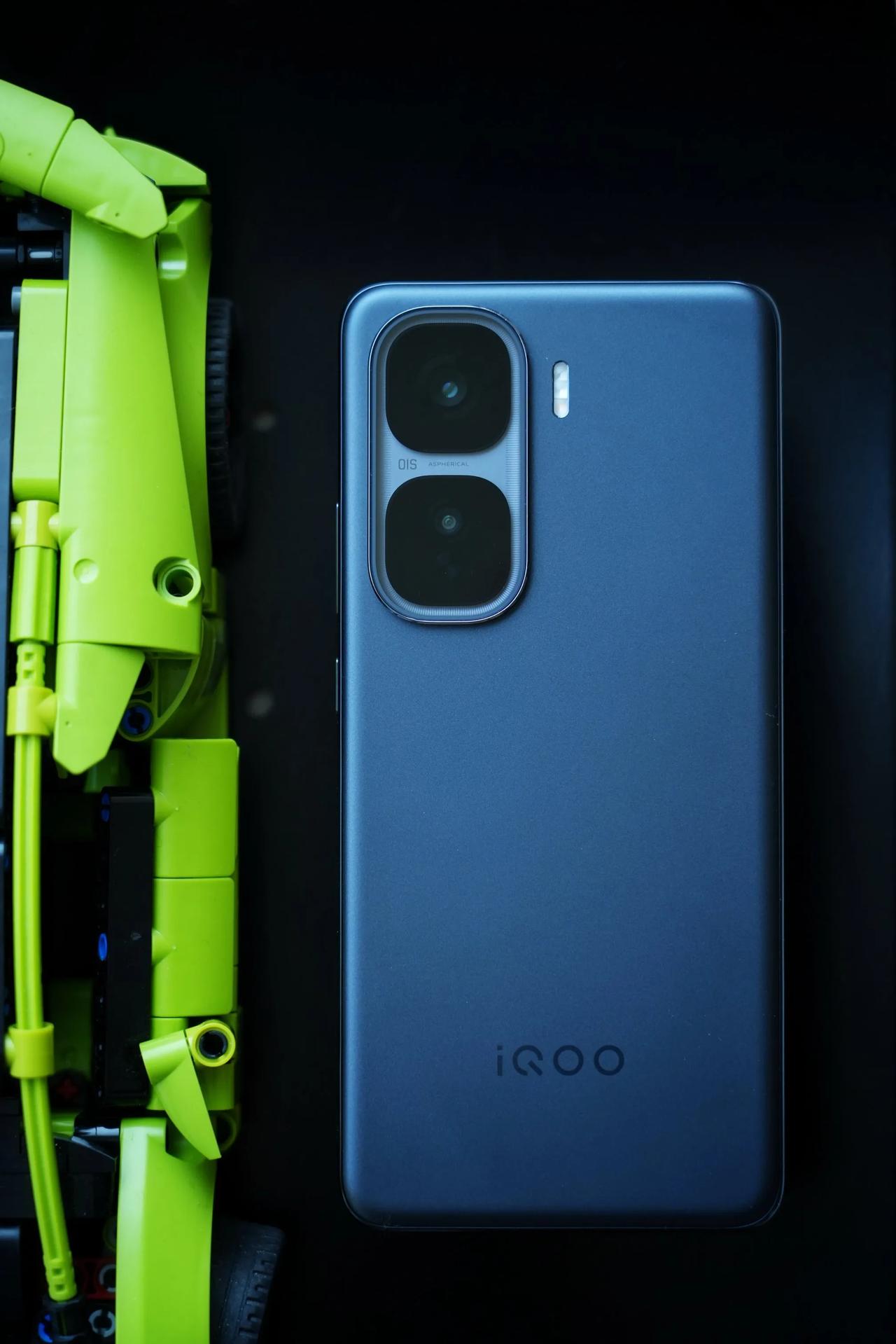 看到不少大V晒iQOO与宝马整的像素版Neo10Pro+，确实挺帅气的。但