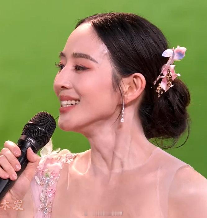 熟悉张钧甯的都知道，她偏爱低奢质感妆造，春晚舞台完美延续这份格调，唇妆温润提气，