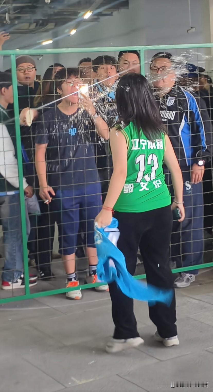 这家伙是不是中街跳垃圾桶扭脖子那位？辽超牛逼，辽宁足球牛逼，属她最牛逼。至于吗