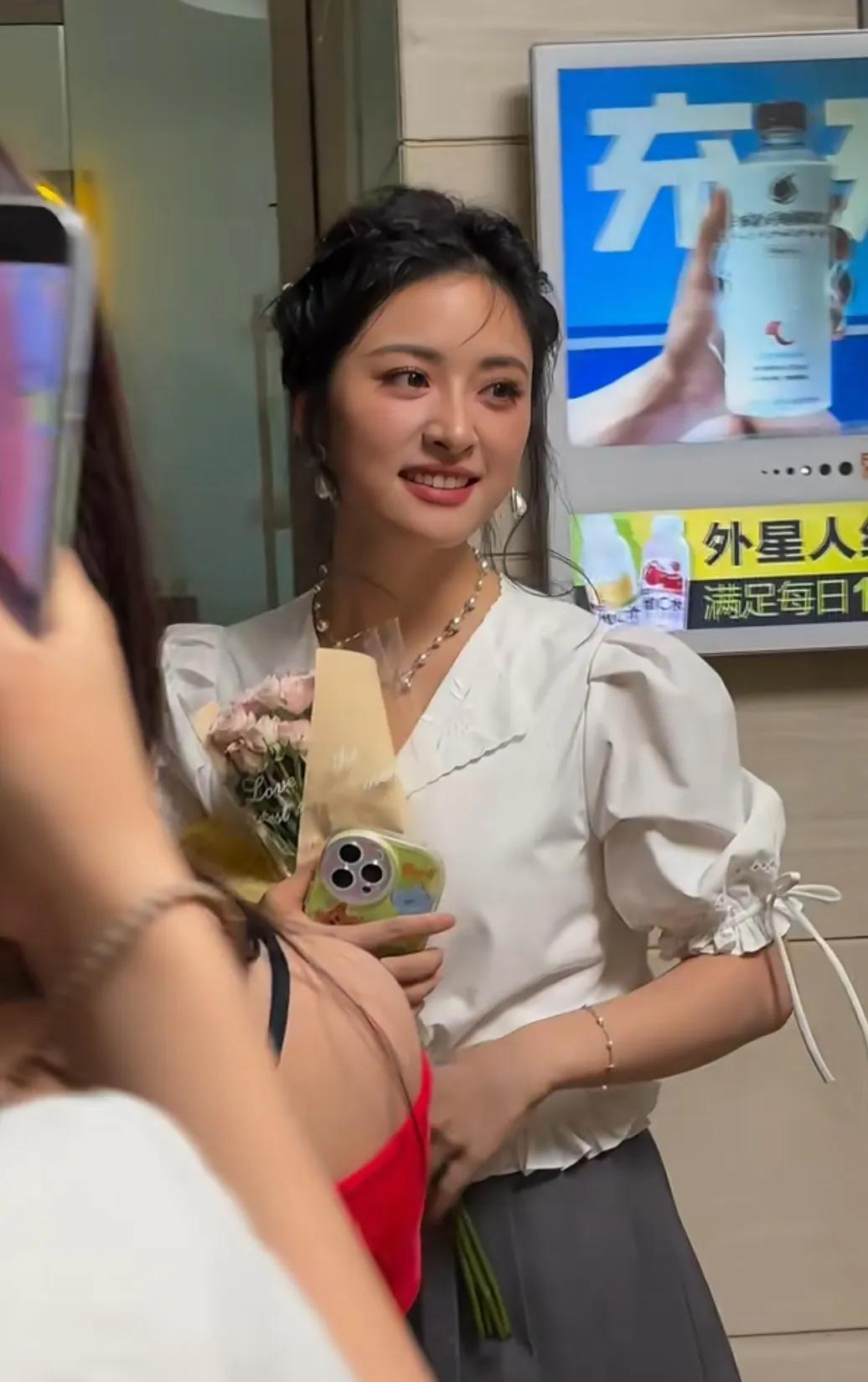 沈月线下活动生图她真的是因为身高而被忽视的高颜值呀她的五官很立体很耐看挑不