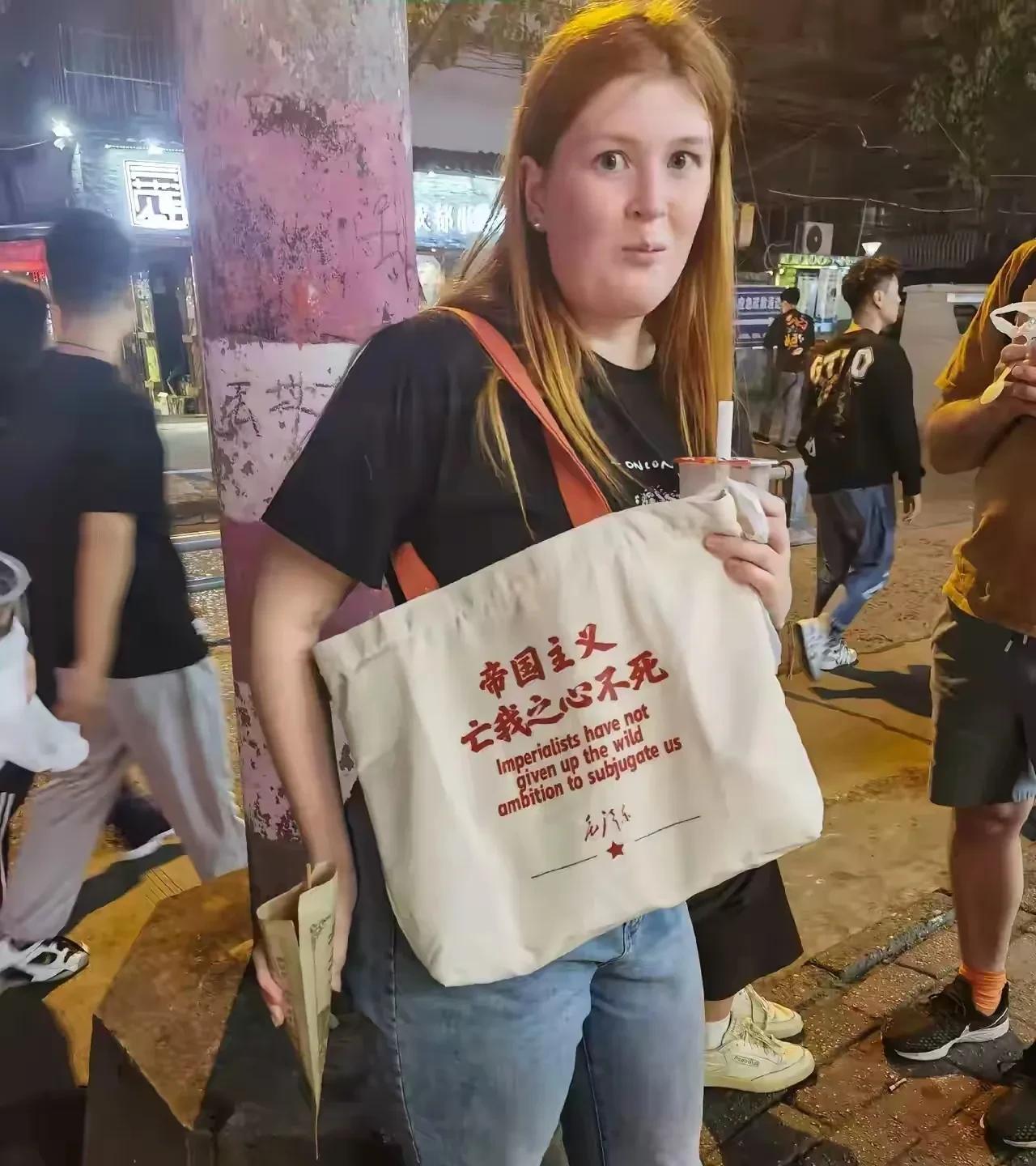 想想这些年互联网上的网暴事件你们说如果这张照片传到国外，她会不会被他们那边的网