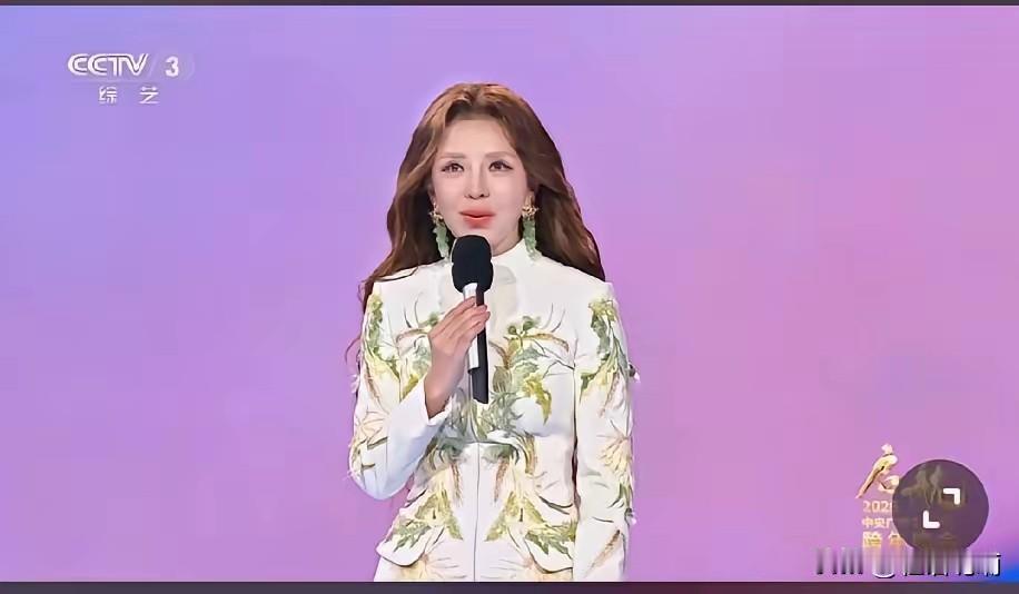 我终于搞明白了，这次央视跨年晚会，女主持人为什么穿的是大衣、羽绒服？​不查不知