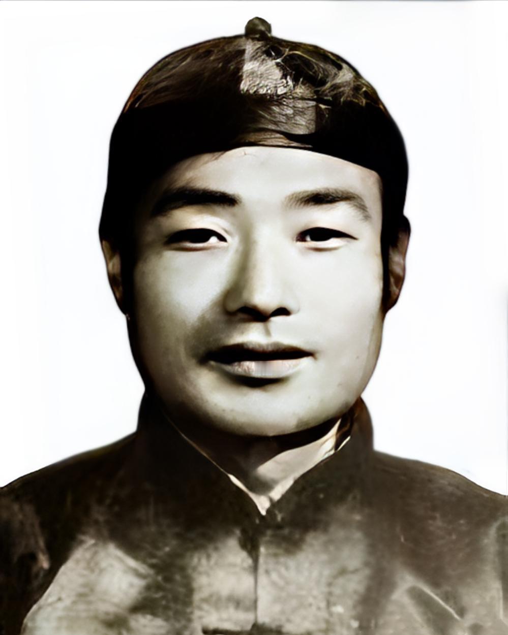 1933年，白子峰被日军捕获，辣椒水把他灌得双目失明，负责逼供的敌人，见白子峰死