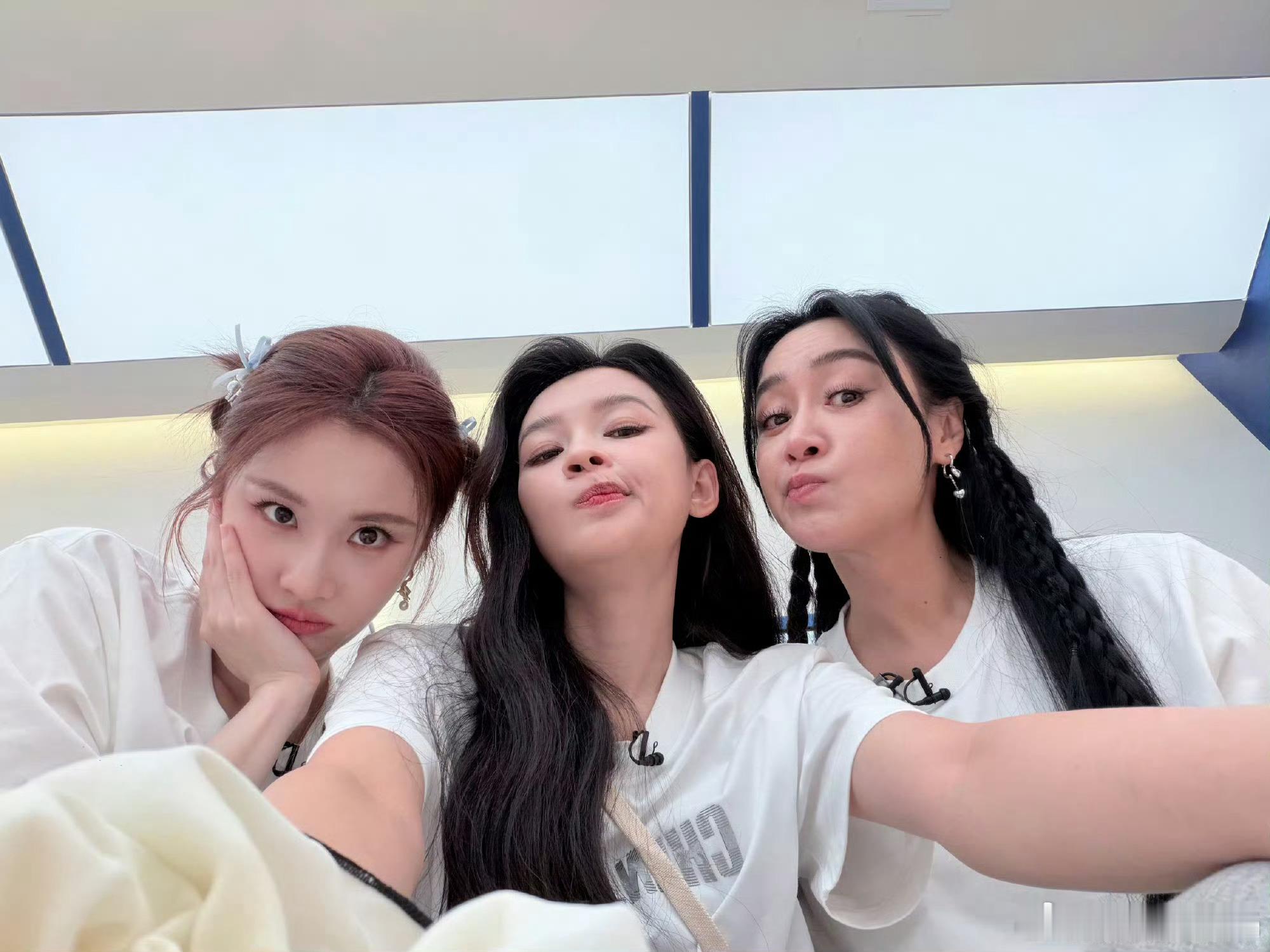 张慧雯赵子琪和好了浪姐一公直播一公直播被甜到！赵子琪搂着张慧雯，姐姐们的友