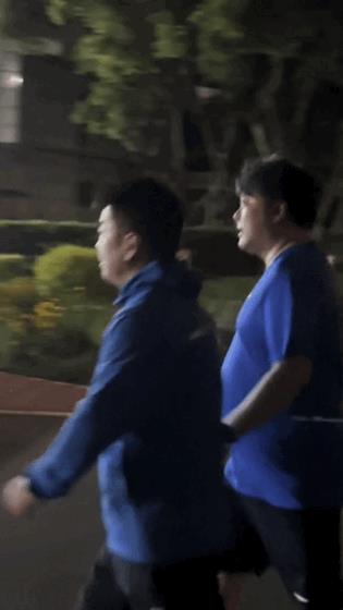 王皓和孙逊白天拍树，晚上一起遛弯，孙逊进入男队做教练实锤了。孙逊其实在来女队之