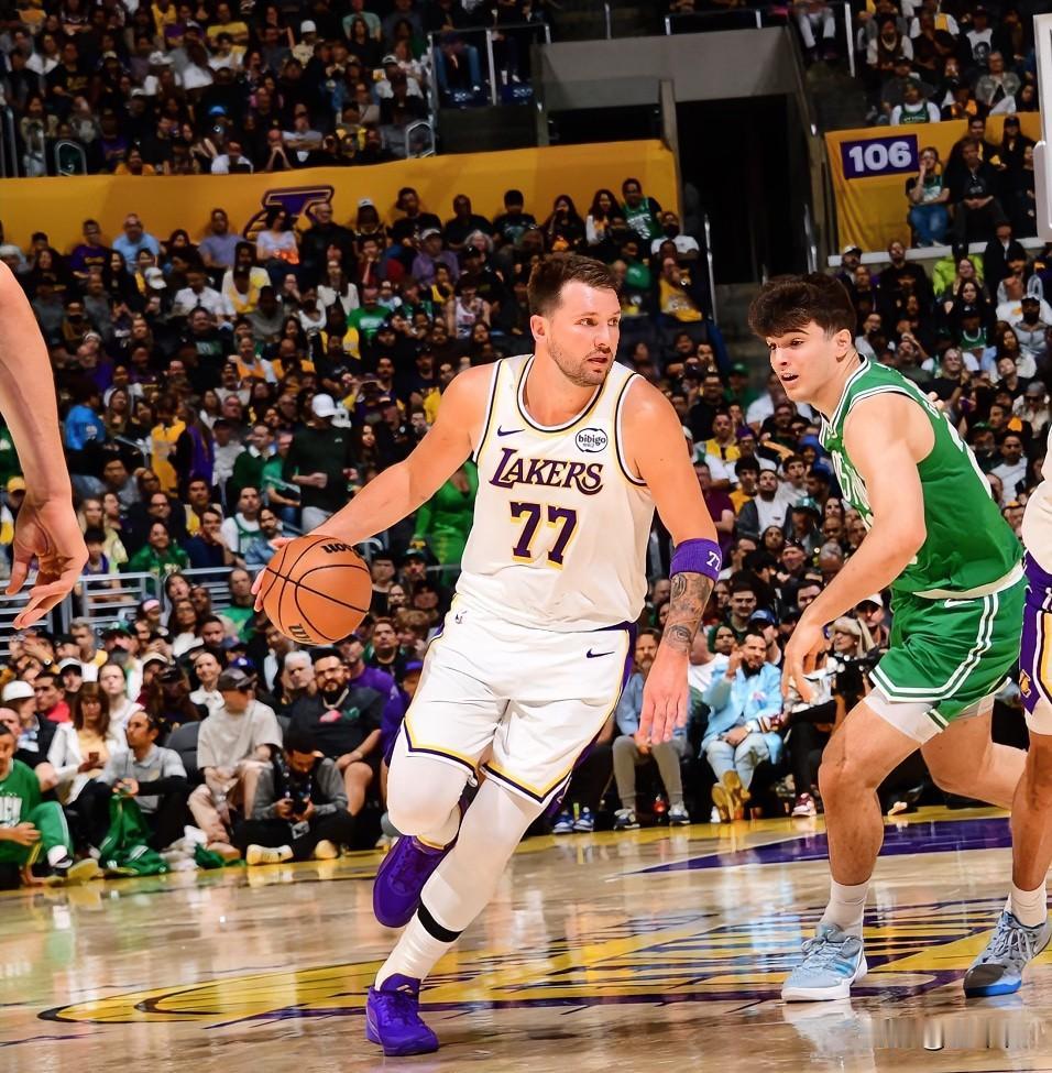 “黄绿”大战，湖人输到没脾气。1，说来奇怪，湖人近几年“吹罚待遇”是很不错的