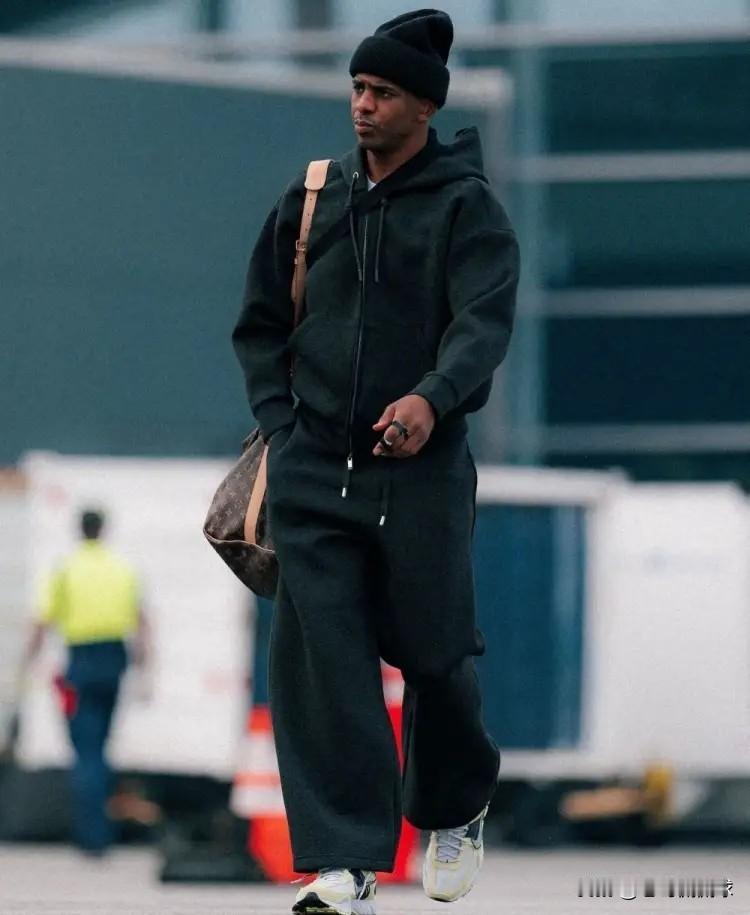 快船老将保罗真是太重情重义了！今天美国名记Spears在节目中聊到了保罗和科比的