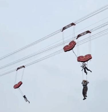 5月2日，唐山景区飞天索道故障，三人在索道上滑行百米后悬停在空中，好在消防员及时
